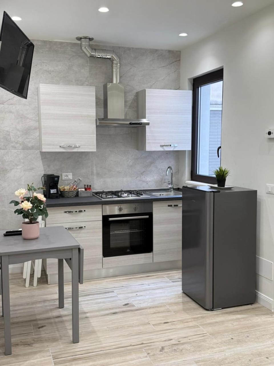 Kitchen or kitchenette, Dining area, oven, stove