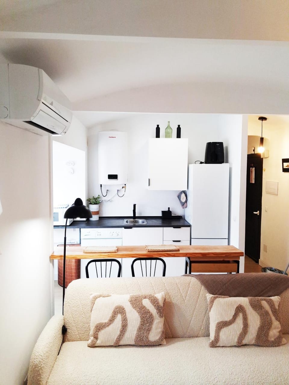 Kitchen or kitchenette, Living room, Lounge or bar