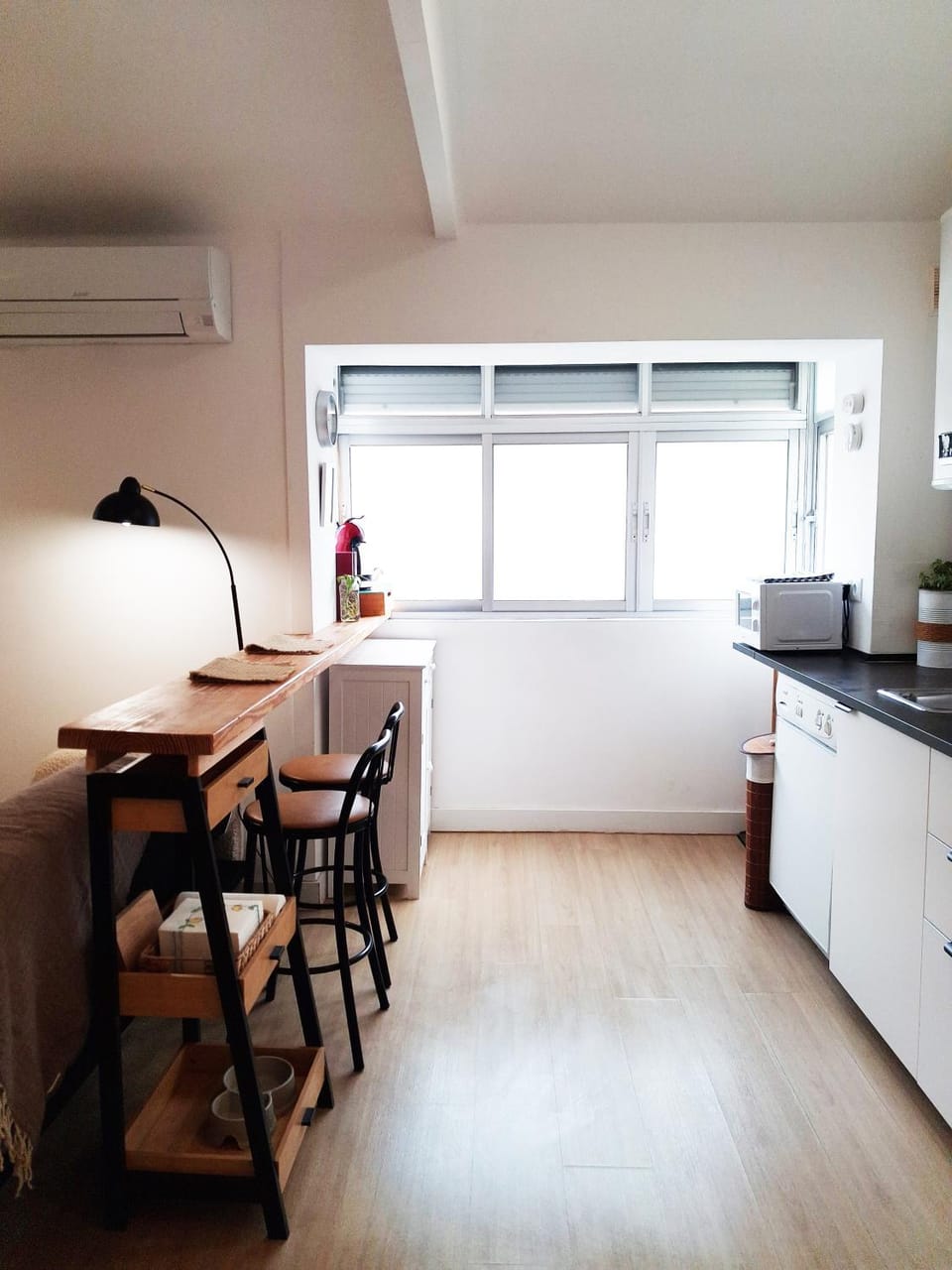 TV and multimedia, Kitchen or kitchenette, Living room, Food