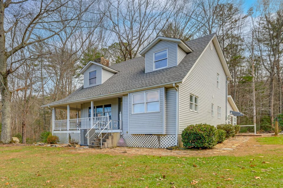 30 Acres of Mountainside Peace: Home in Marble House in North Carolina