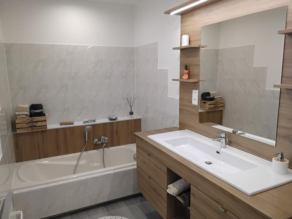 Bathroom, Bath, towels