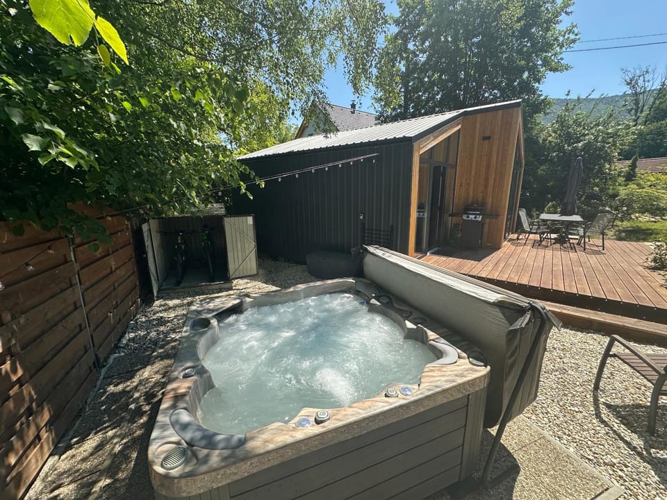 Facade/entrance, Hot Tub