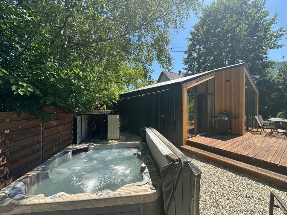 Property building, Hot Tub