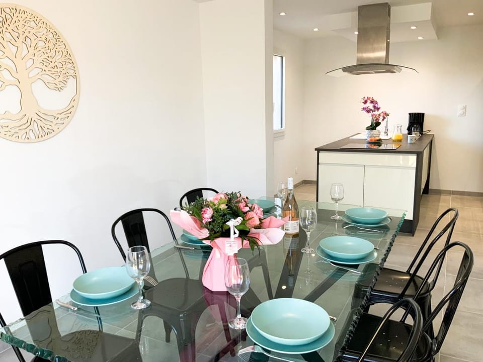 Kitchen or kitchenette, Dining area