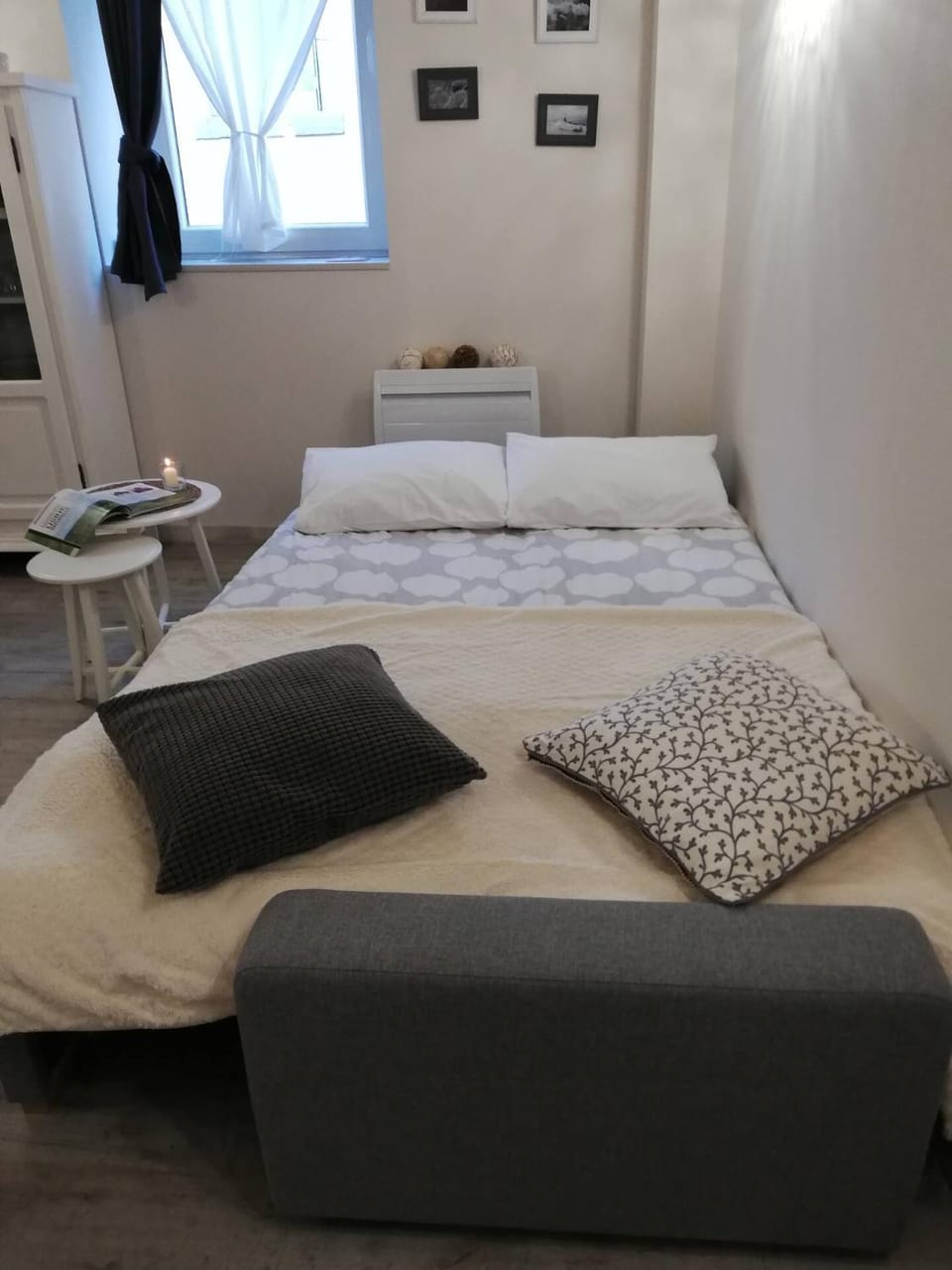 Bed, Seating area