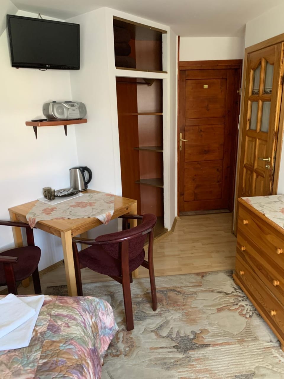 Bed, TV and multimedia, Photo of the whole room