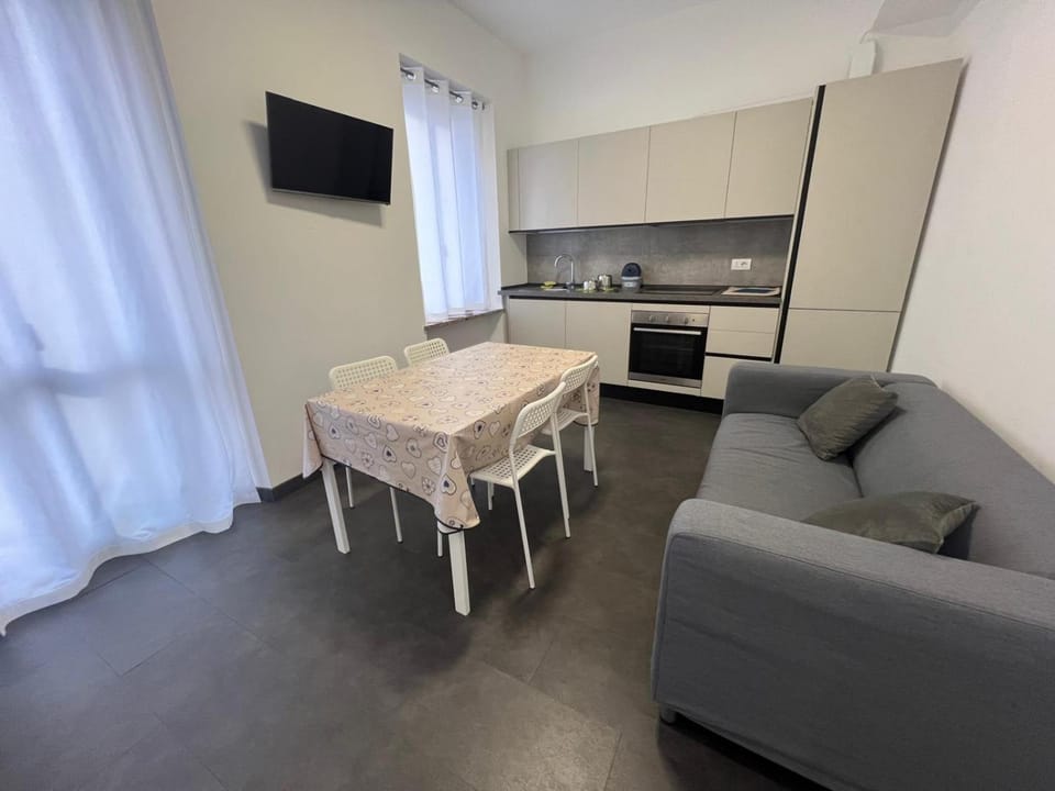 Kitchen or kitchenette, Seating area, Dining area
