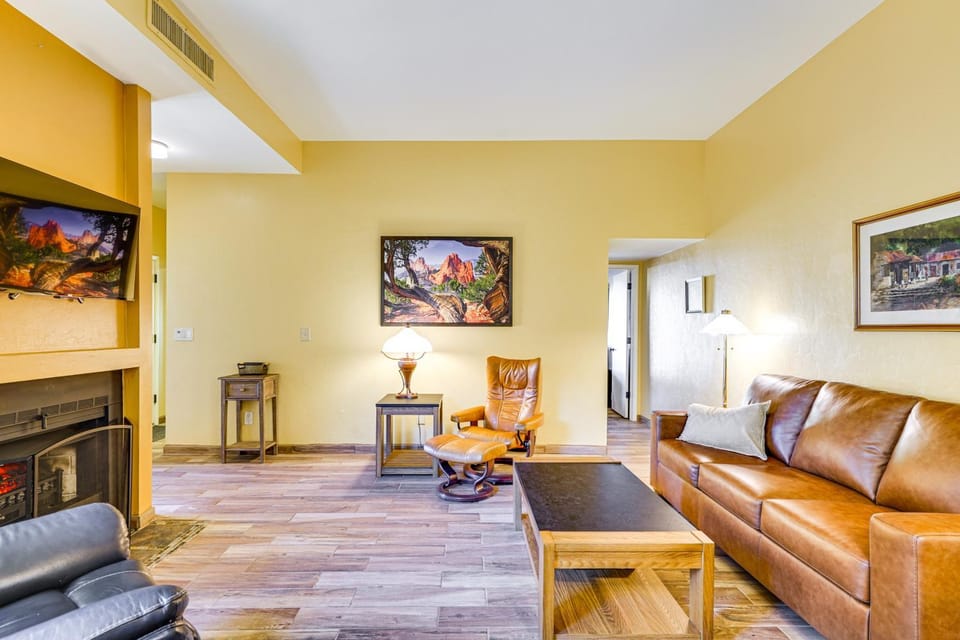 12 Mi to Dtwn Tucson: Tranquil Townhome w/ Office House in Casas Adobes