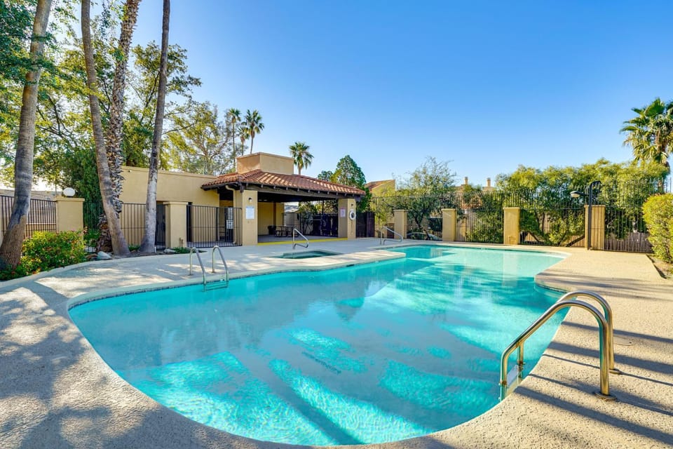 12 Mi to Dtwn Tucson: Tranquil Townhome w/ Office House in Casas Adobes