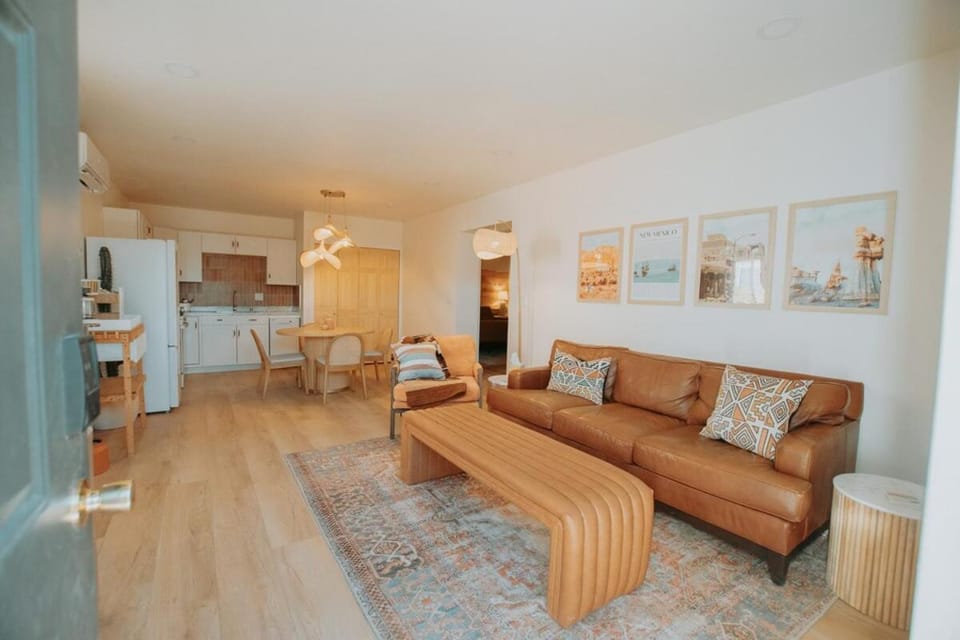Terracotta Suite at ArnoTriplex! Hot Tub-Close to Downtown-Pet Friendly-No Pet Fee! Apartment in Albuquerque