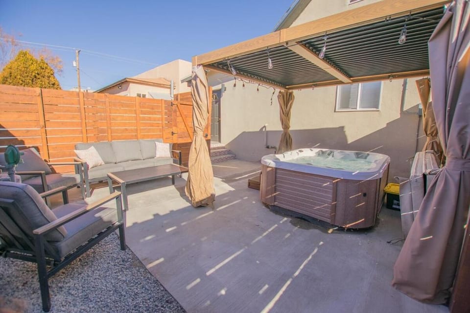 Terracotta Suite at ArnoTriplex! Hot Tub-Close to Downtown-Pet Friendly-No Pet Fee! Apartment in Albuquerque