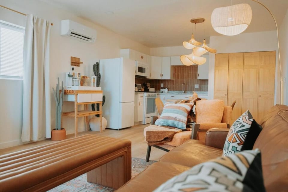 Terracotta Suite at ArnoTriplex! Hot Tub-Close to Downtown-Pet Friendly-No Pet Fee! Apartment in Albuquerque