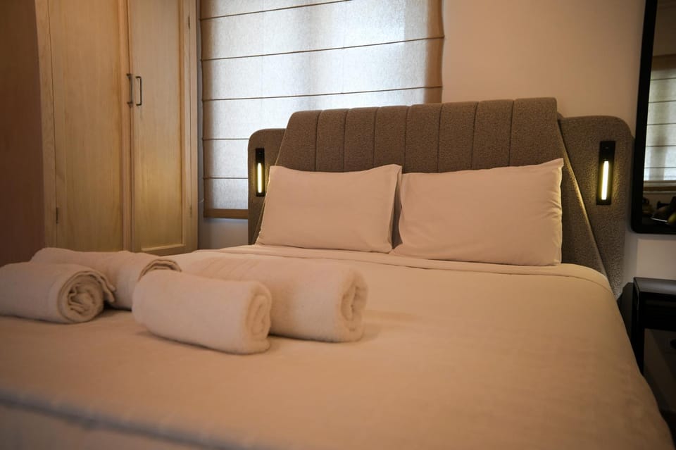 Bed, towels