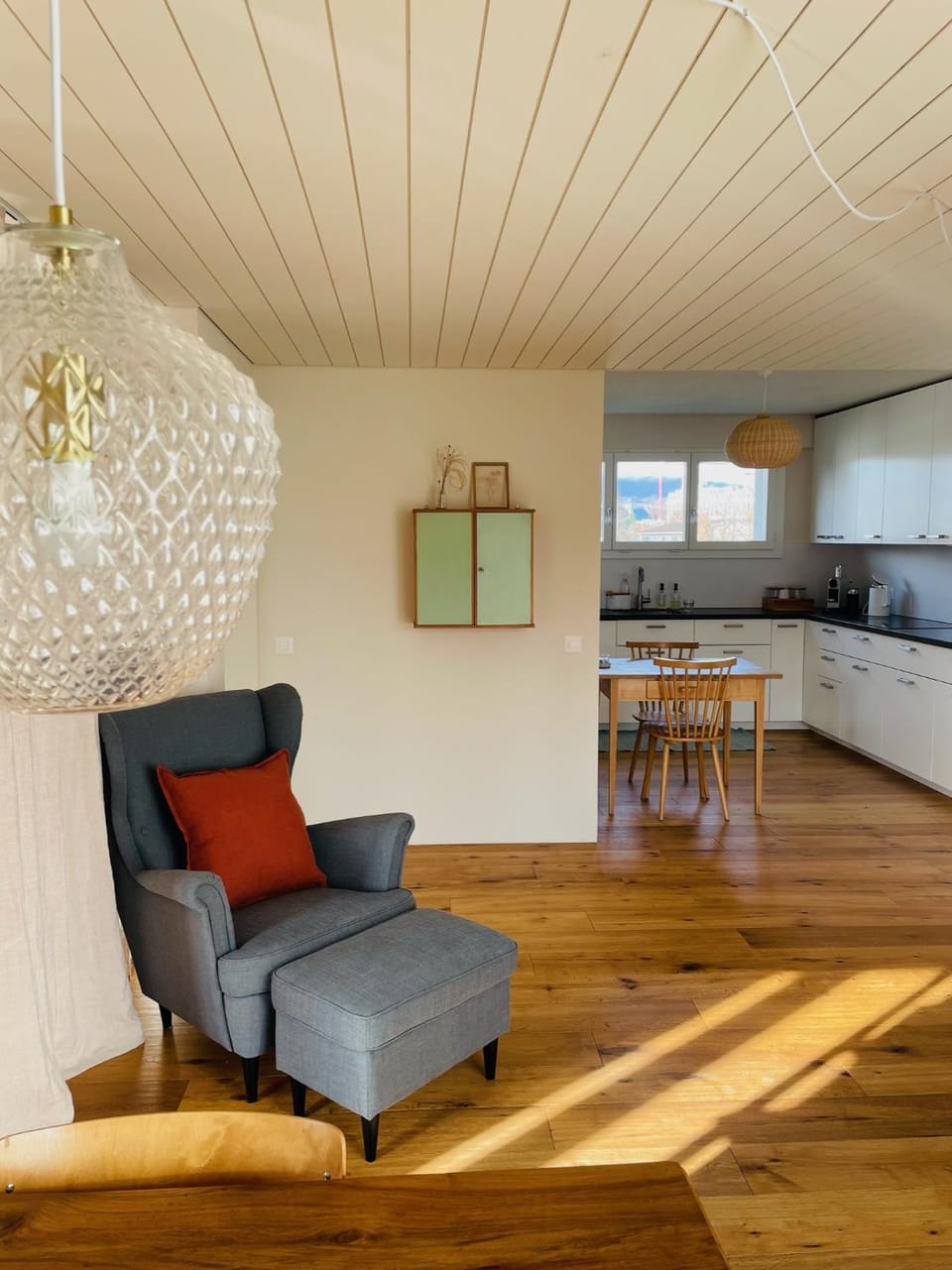 Kitchen or kitchenette, Living room, Seating area, Dining area