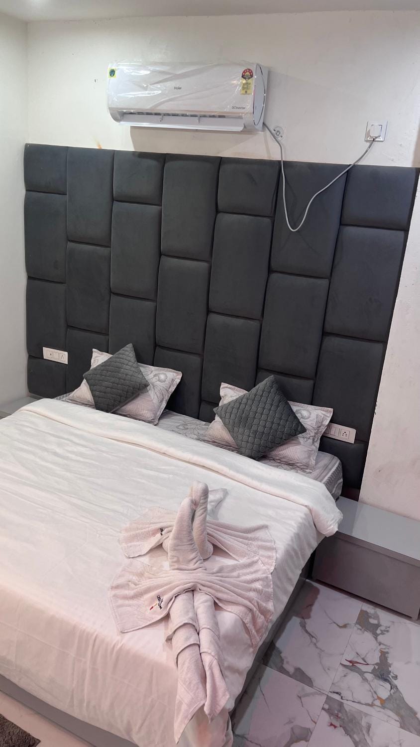 Bed, Photo of the whole room, Bedroom, towels