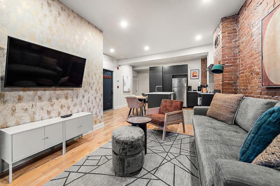 TV and multimedia, Kitchen or kitchenette, Living room, Seating area