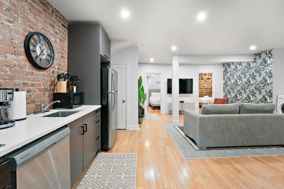 TV and multimedia, Coffee/tea facilities, Kitchen or kitchenette, Living room, Seating area