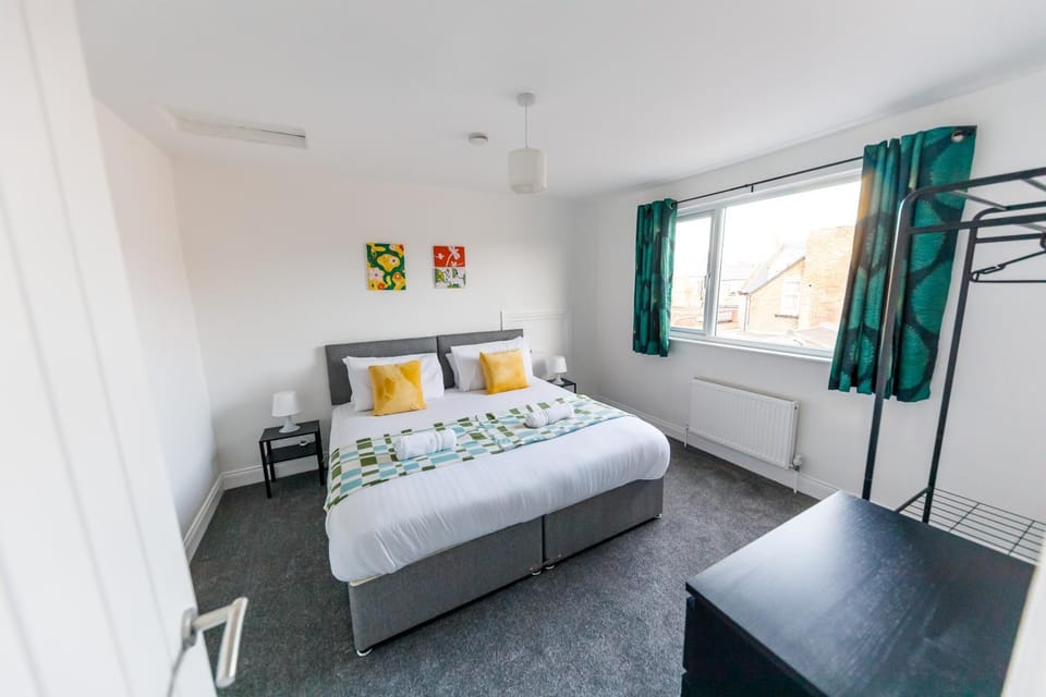 Bed, Photo of the whole room, Bedroom, towels