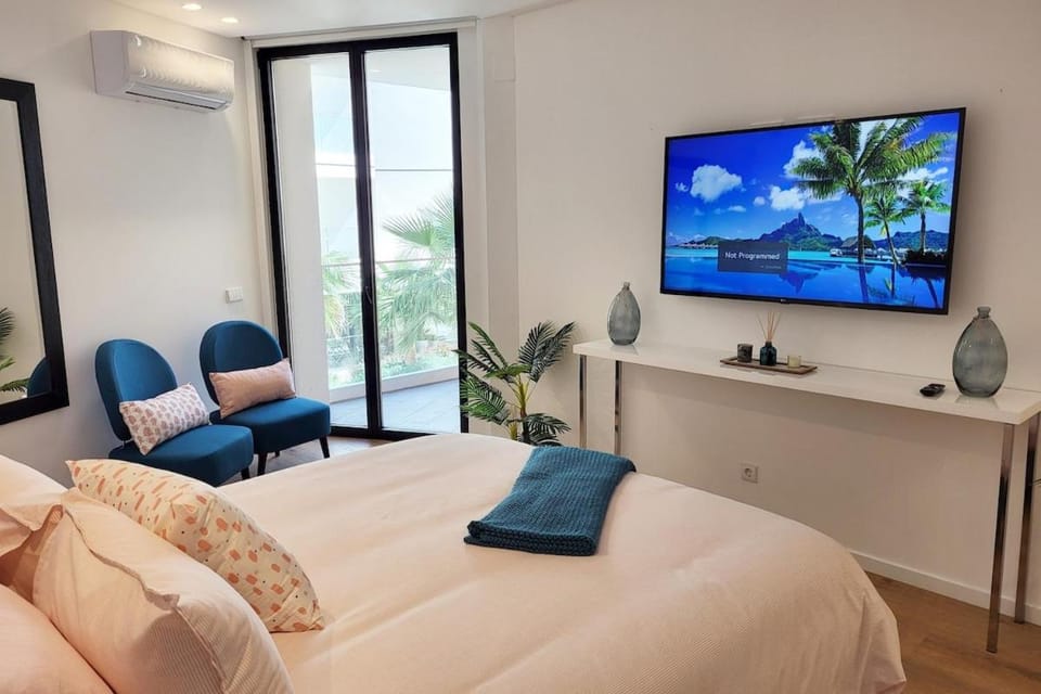 Bed, TV and multimedia, Bedroom