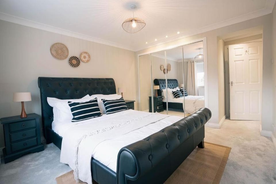 Photo of the whole room, Bedroom