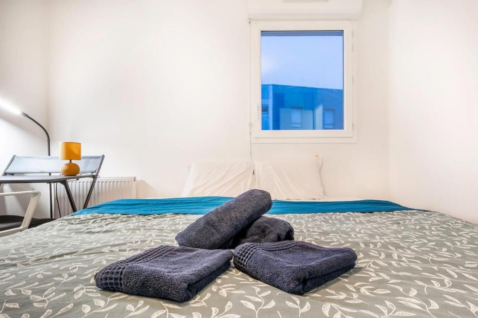 Bed, Photo of the whole room, Bedroom, towels