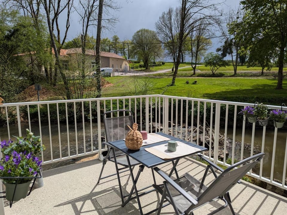 Gîte au Bord de la Rivière avec Terrasse, Internet et Jardin - FR-1-653-271 House in Nouvelle-Aquitaine