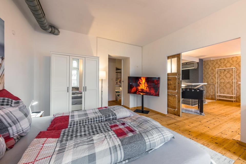 Bed, TV and multimedia, Bedroom