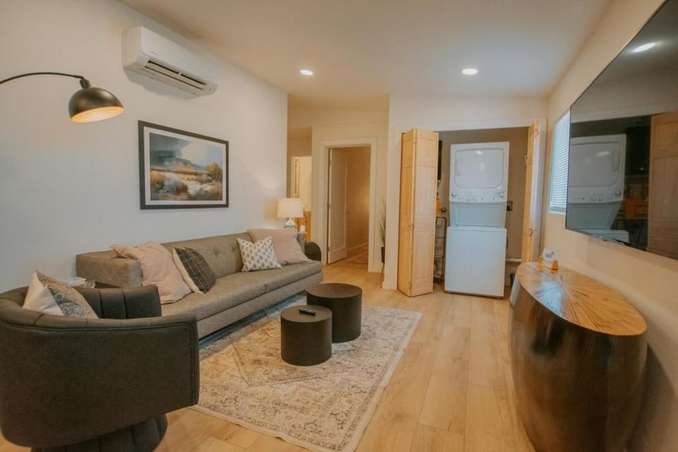 Sage Suite at ArnoTriplex! Private Hot Tub-Close to Downtown-Pet Friendly-No Pet Fee! Apartment in Albuquerque