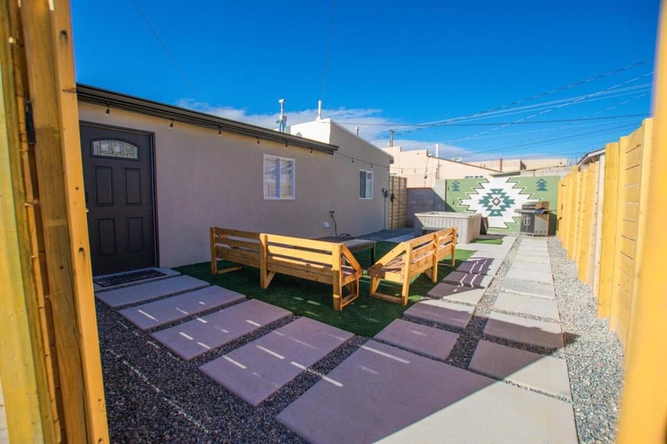 Sage Suite at ArnoTriplex! Private Hot Tub-Close to Downtown-Pet Friendly-No Pet Fee! Apartment in Albuquerque