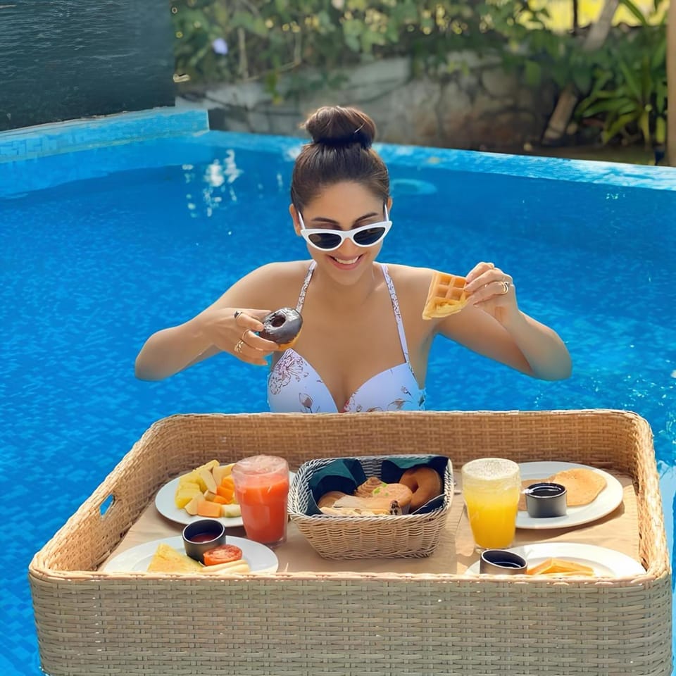 People, Natural landscape, Food and drinks, Food, Pool view, Swimming pool, Swimming pool, Breakfast, Continental breakfast, Drinks, group of guests, sunbed