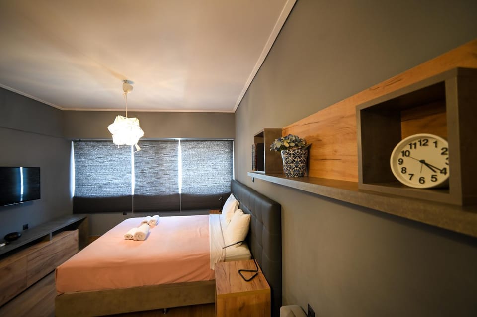Bed, TV and multimedia, Photo of the whole room, Bedroom