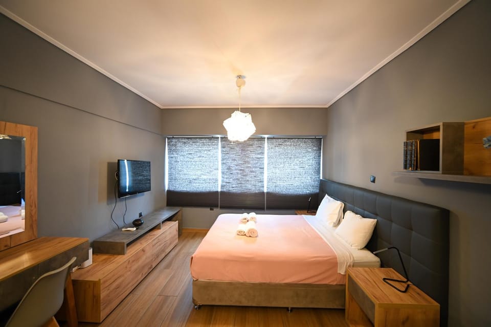 Bed, TV and multimedia, Photo of the whole room, Bedroom