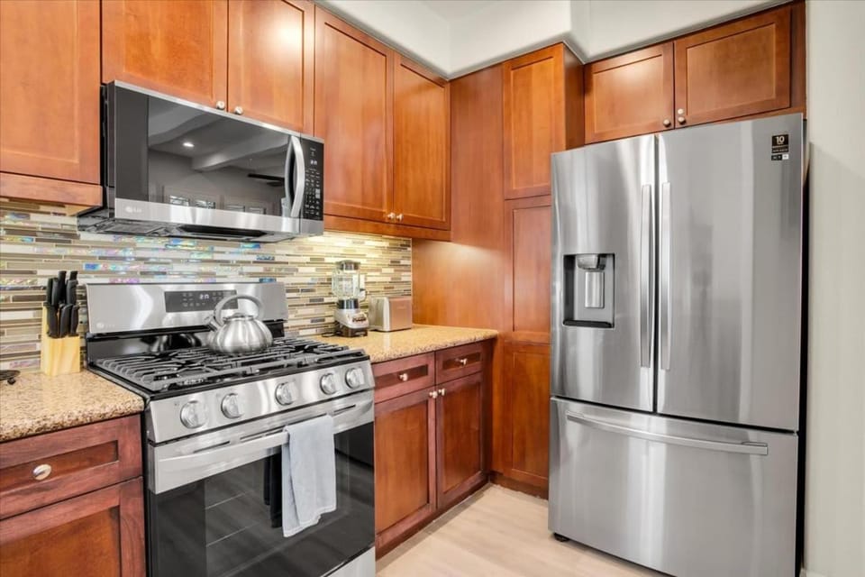 Modern LQ Getaway Steps to pool & spa #A Apartment in Indian Wells