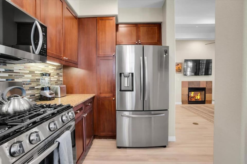Modern LQ Getaway Steps to pool & spa #A Apartment in Indian Wells