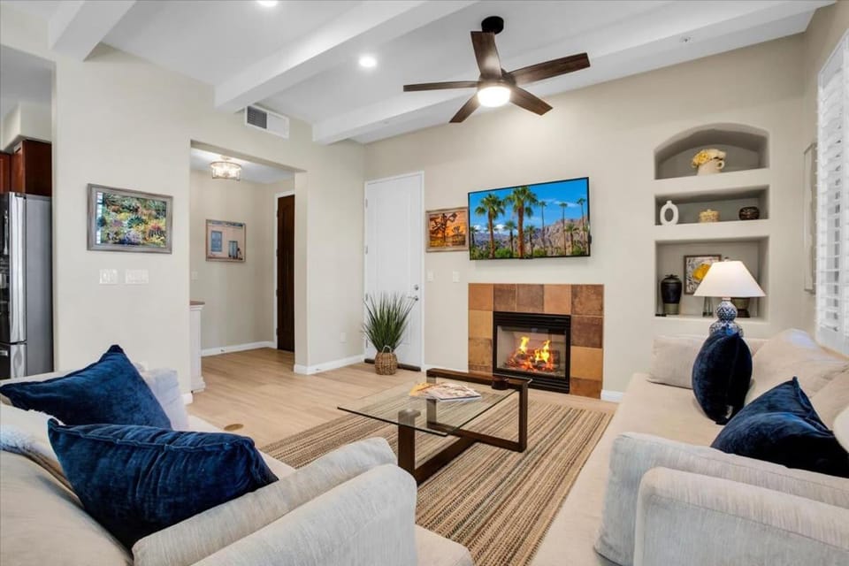 Modern LQ 3BR Getaway Steps to pool & spa House in Indian Wells