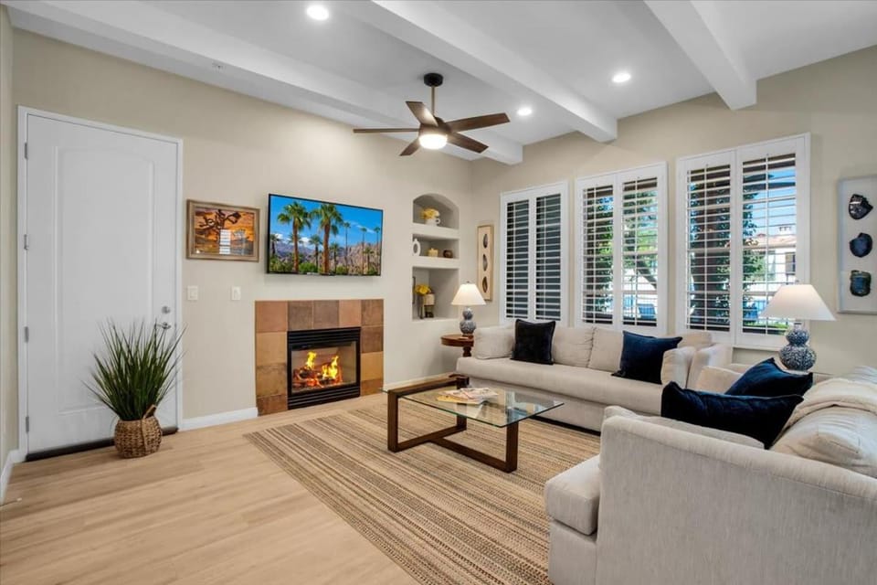 Modern LQ 2BR Getaway Steps to pool & spa Apartment in Indian Wells