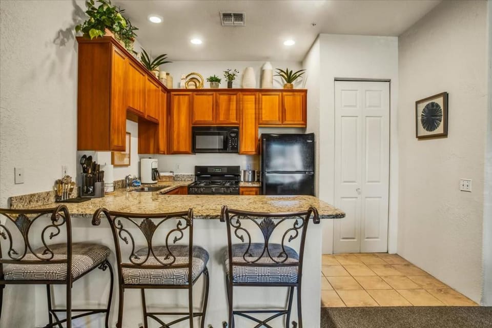 Refreshed 1BR Villa- Steps to Old Town La Quinta Apartment in Indian Wells