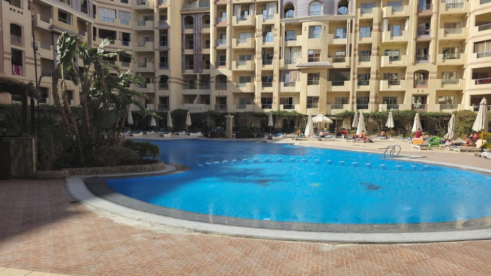 Property building, Day, Pool view, Swimming pool, Swimming pool, sunbed
