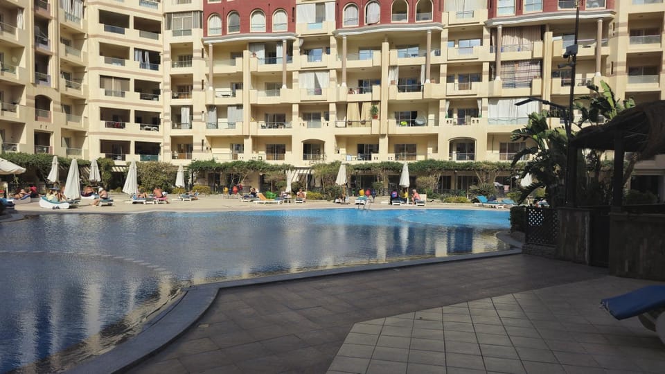 Property building, Day, Pool view, Swimming pool, Swimming pool, sunbed