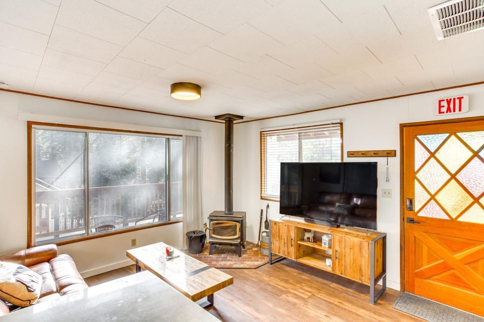 2 Mi to Big Bear Mtn Resort: Cabin w/ Updated Deck Cabin in Big Bear