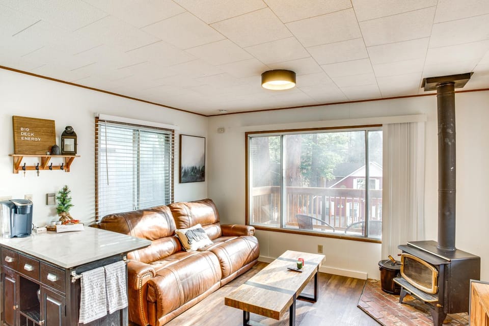 2 Mi to Big Bear Mtn Resort: Cabin w/ Updated Deck Cabin in Big Bear