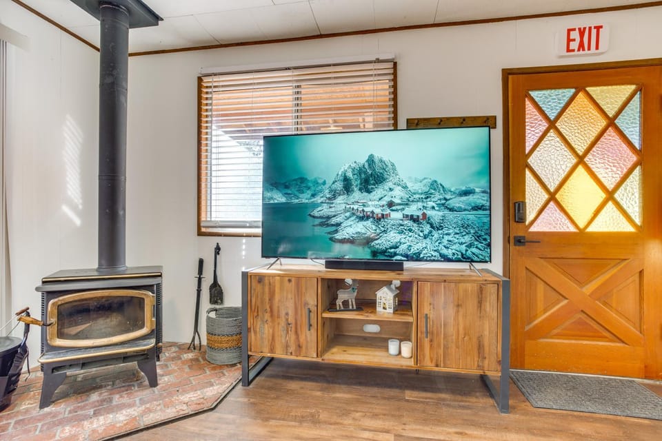 2 Mi to Big Bear Mtn Resort: Cabin w/ Updated Deck Cabin in Big Bear