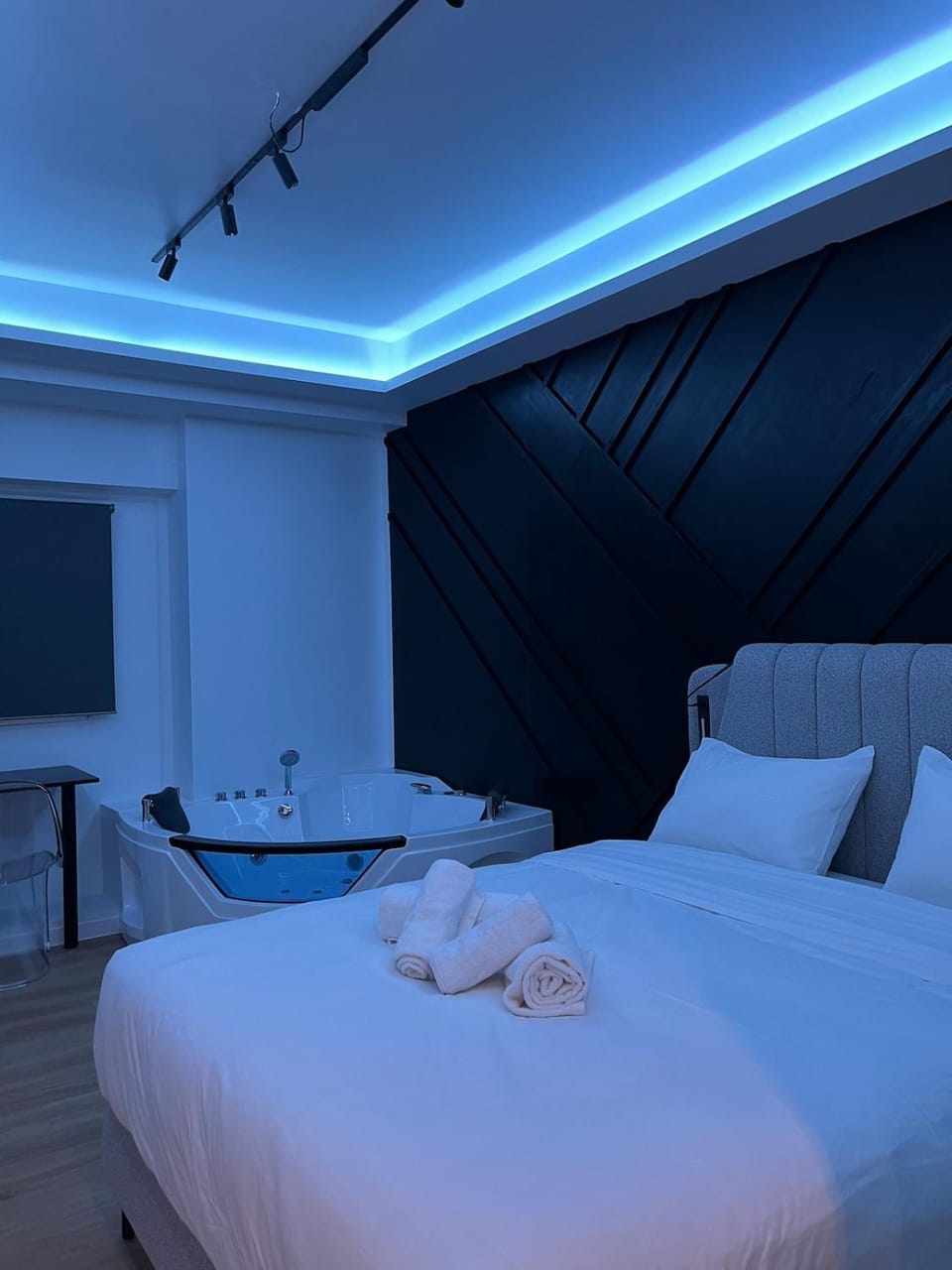 Bed, Photo of the whole room, Bedroom, towels