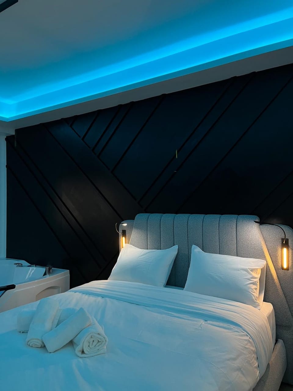 Bed, Photo of the whole room, Bedroom, towels