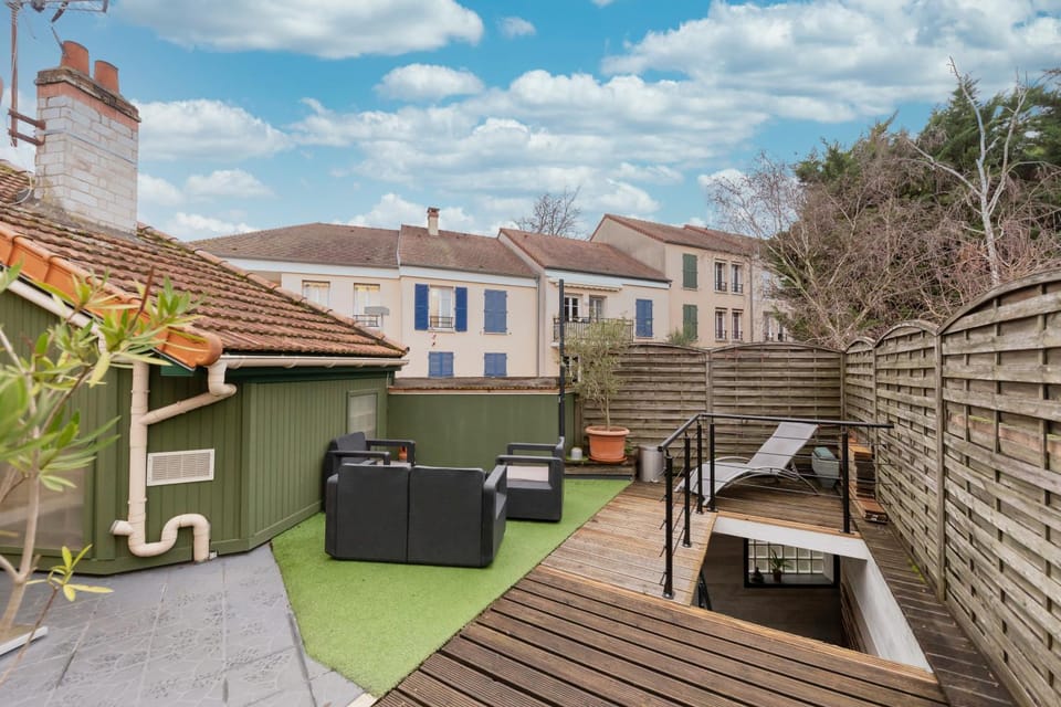 Property building, Patio, View (from property/room), Balcony/Terrace, Garden view, sunbed