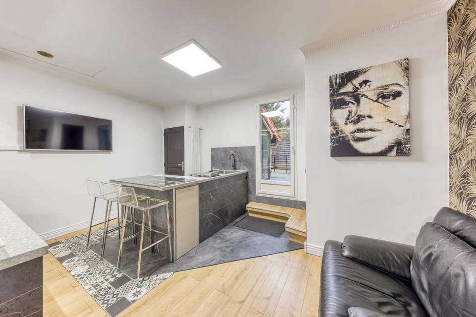 TV and multimedia, Kitchen or kitchenette, Living room, Seating area, Dining area