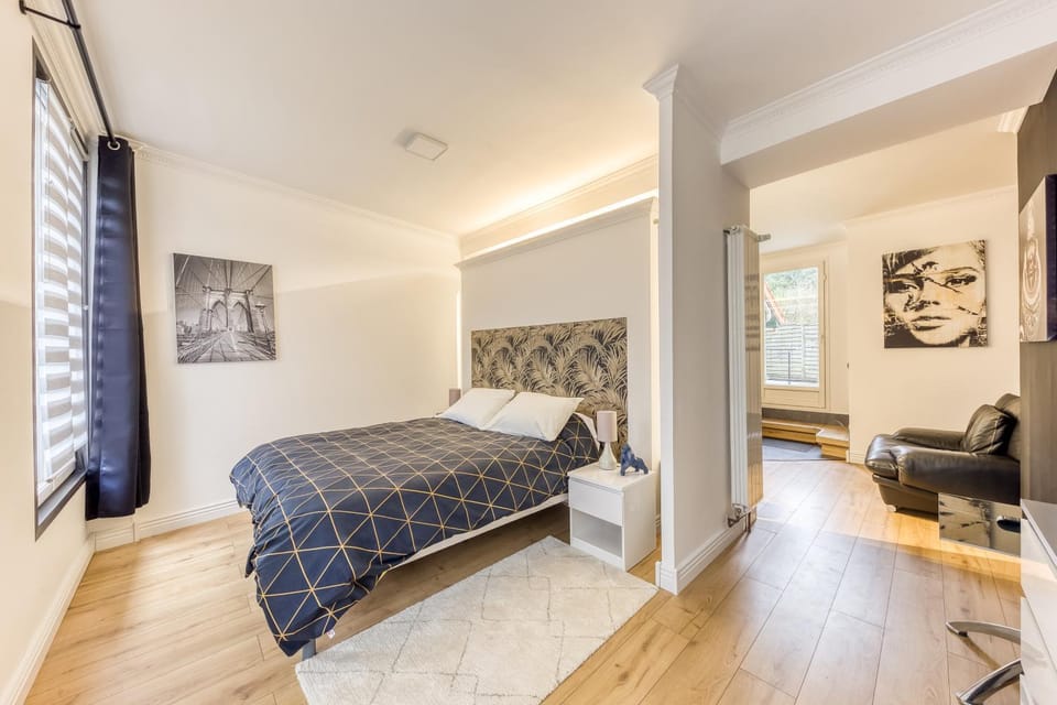 Bed, Photo of the whole room, Bedroom