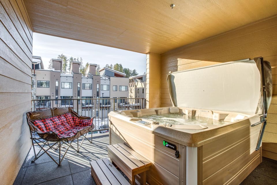 Walk to Cooper Creek Square: Condo w/ Hot Tub! House in Fraser