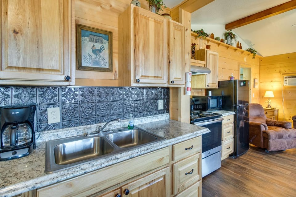 Walk to White River: Mountain View Family Cabin! Cabin in Arkansas