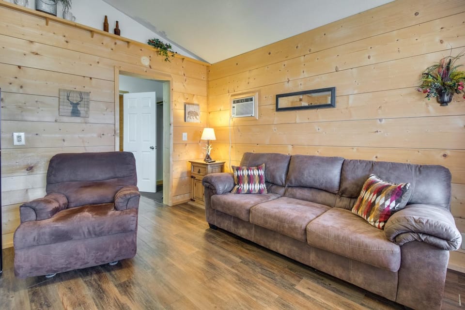 Walk to White River: Mountain View Family Cabin! Cabin in Arkansas